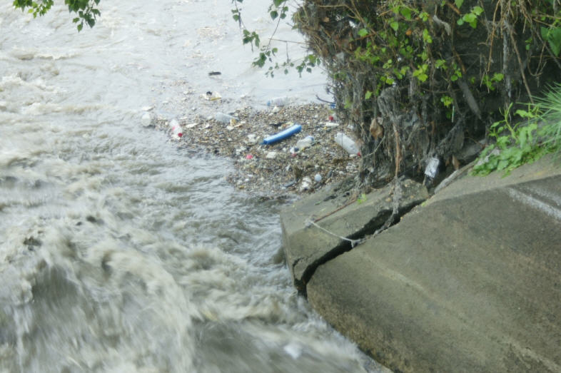 Déchets à proximité de la zone de rejet en Loire